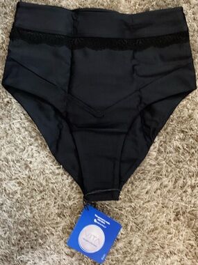 Elegant Lace Trim High-Waist Black Bikini Bottom 🕶️